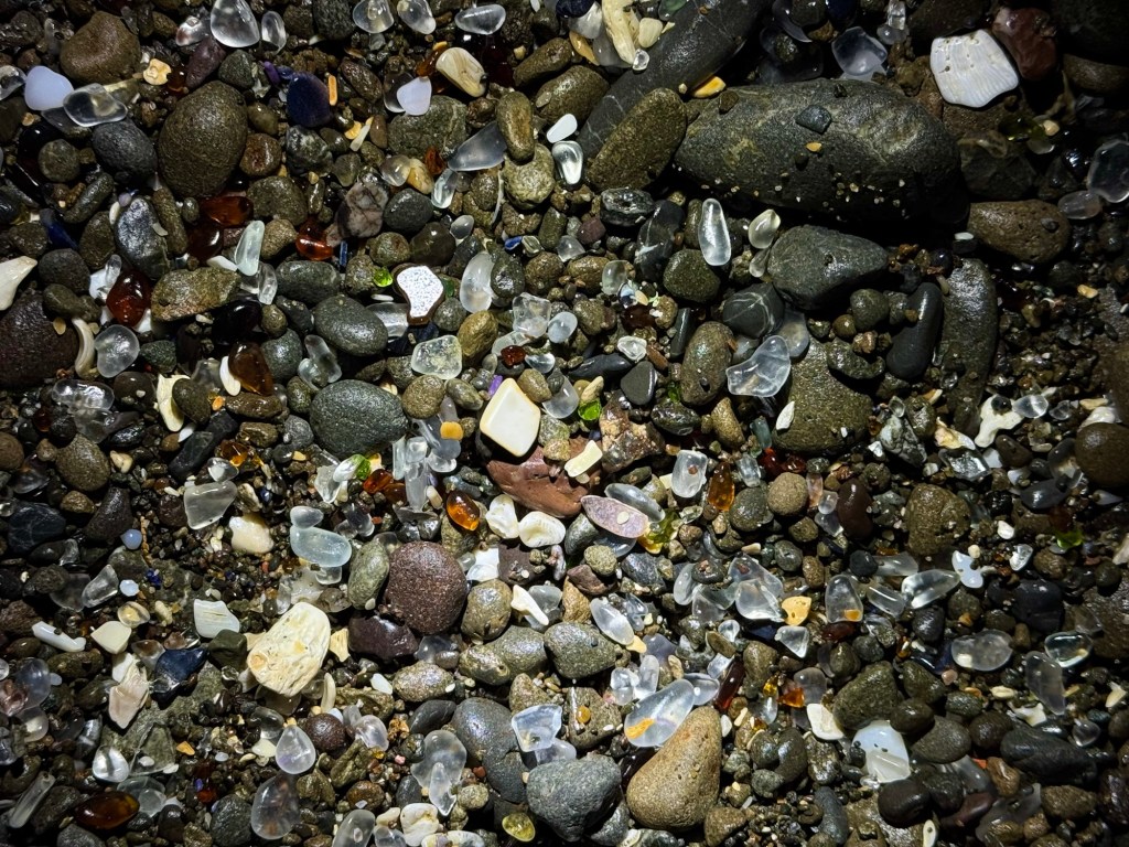 Day & night at Glass&nbsp;Beach